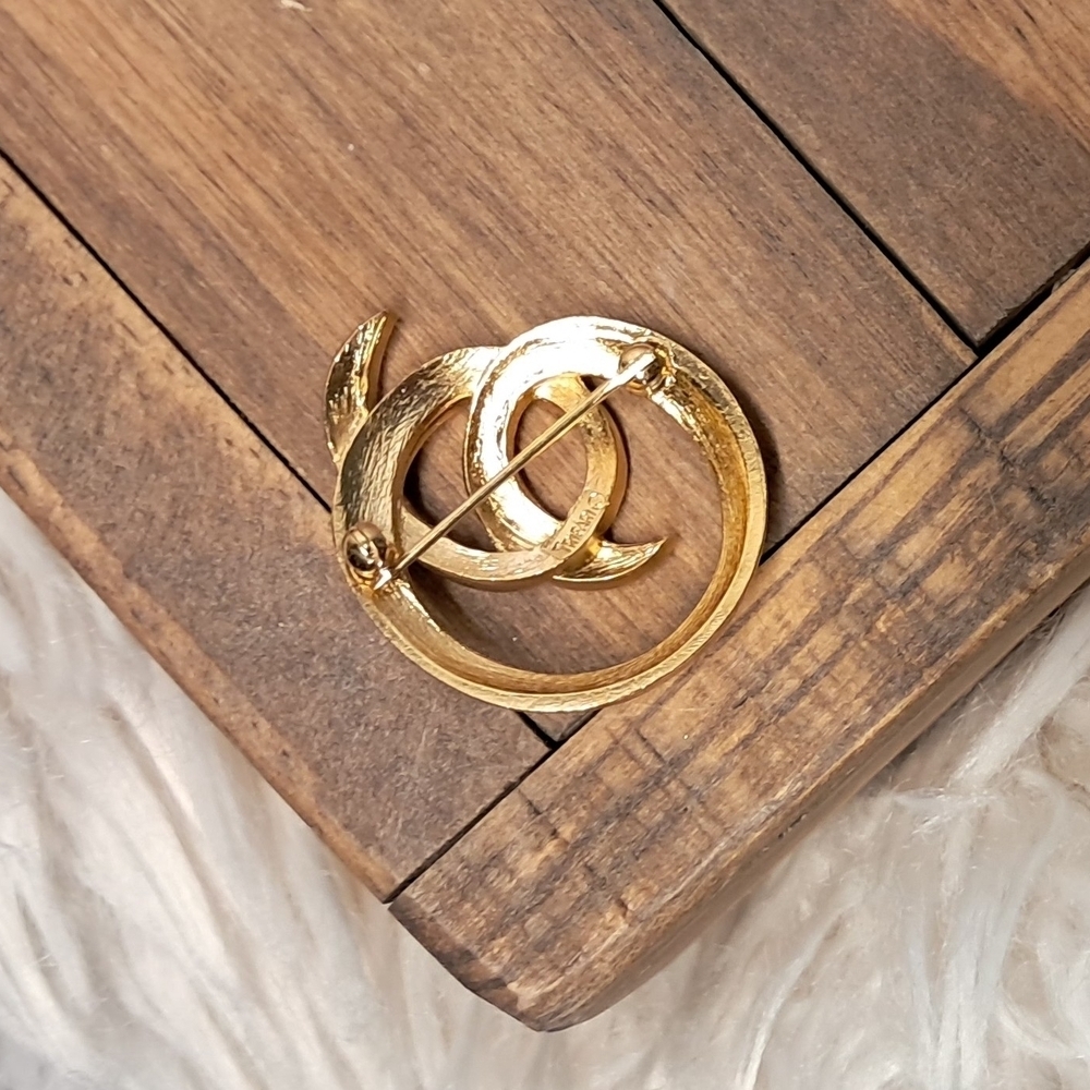 Crown Trifari Gold Swirl Brooch - Picture 5 of 5